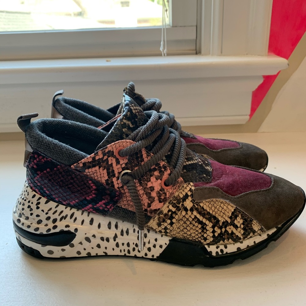 Size 7.5 Steve Madden sneakers